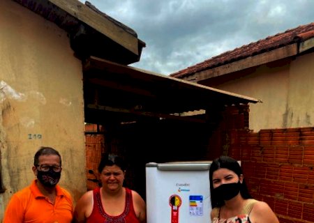 Assistência social em parceira com energisa entregam geladeiras paras as famílias contempladas em sorteio