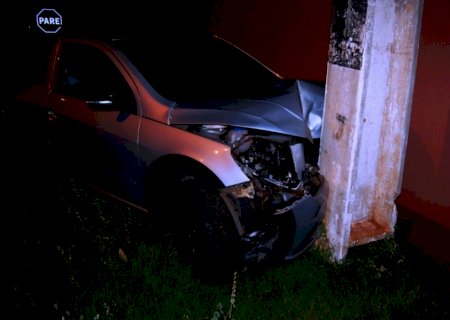 Jovem perde controle de carro com placas de Ivinhema e bate no poste em Angélica