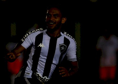 Botafogo vira no fim e segue na luta pela semi do Campeonato Carioca