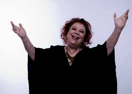 Filha de Beth Carvalho conta que tentou impedir último show da mãe