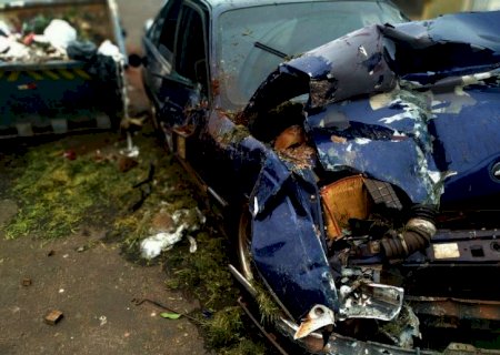 Motorista bate carro em caçamba de entulho