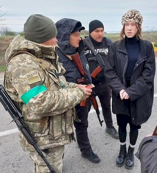 Homem se veste de mulher para n&atilde;o servir ao ex&eacute;rcito ucraniano &mdash; BataNews -  &Eacute;tica e profissionalismo