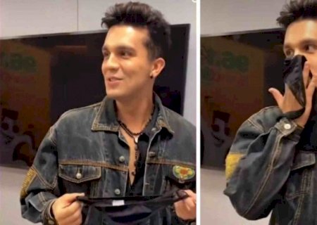 Luan Santana ganha calcinha de fã e ainda elogia: ‘tá cheirosa’