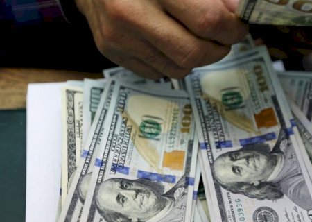 Dólar cai para R$ 5,01 com alívio nos Estados Unidos