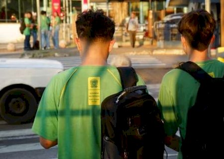 Estudantes de baixa renda receberão R$ 1.320 para não abandonarem os estudos