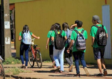 Alunos de baixa renda do ensino médio receberão R$ 2 mil por ano e bônus