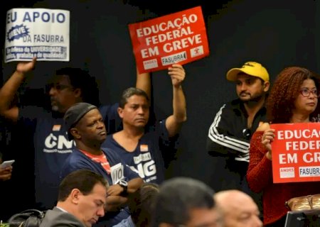Servidores federais de educação param em 360 unidades de ensino