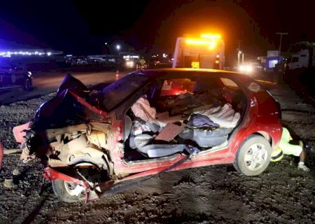 Motorista fica preso às ferragens ao colidir com carreta bitrem na BR-163
