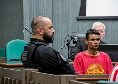 Após reviravolta, testemunha ‘volta atrás’ e servente encara júri por matar vizinho com ciúmes de prima