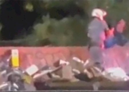 ‘Ou você pula ou jogo você’: homem arremessado de ponte por PM presta depoimento