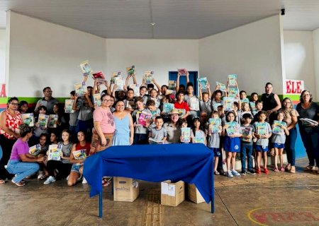Batayporã: estudantes da Rede Municipal recebem novas apostilas