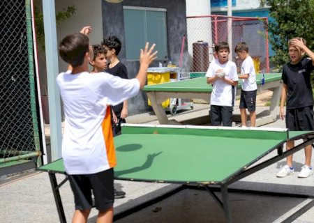 Governo regulamenta lei que restringe uso de celular na escola