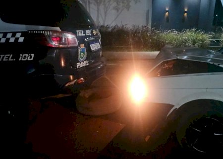 Motorista embriagado é preso após colidir carro em viatura da PM