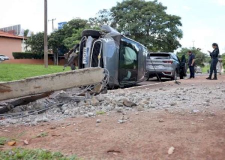 Motorista perde controle de carro, bate em poste e capota veículo na Mato Grosso