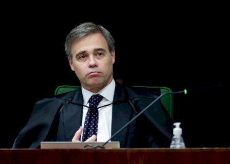 Mendonça é o único a votar para tirar Moraes e Dino do julgamento da possível trama golpista