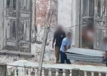 Jovem é morto em escadaria e polícia encontra arma abandonada pelo suspeito