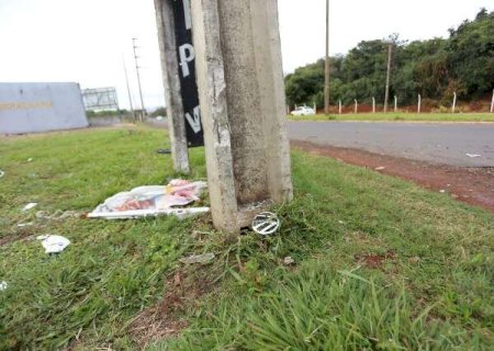 Homem bate carro em poste, atira contra o próprio veículo e desaparece com arma