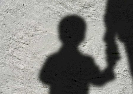 Jovem e filho de 4 anos são agredidos com chineladas em Nova Alvorada do Sul; suspeito está foragido