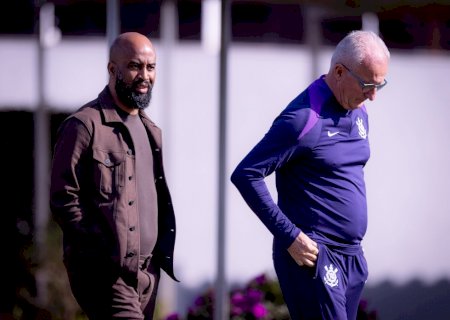 Dorival cobra quatro reforços e vê influência política em negociações