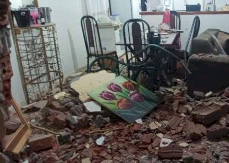 Motorista destrói muro, invade residência e abandona caminhonete