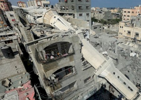 Israel mata 30 palestinos em ataques a centro de refugiados em Gaza