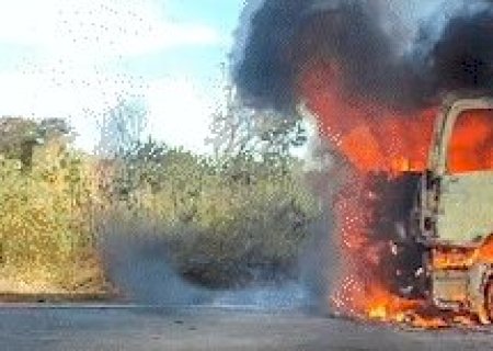 Cabine de caminhão é destruída por incêndio em rodovia