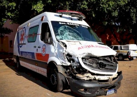 Jovem de 19 anos morre após moto bater em ambulância