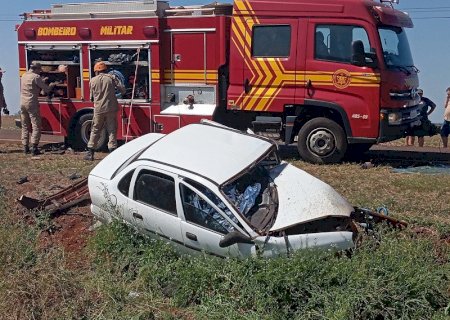 Carros batem de frente em rodovia federal e homem morre preso às ferragens