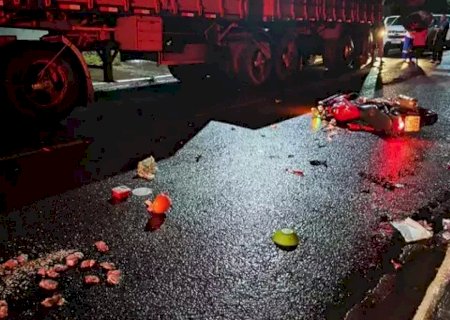 Motociclista de 29 anos morre ao bater em traseira de carreta