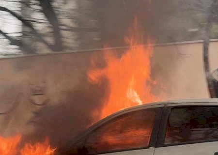 Carro pega fogo e motorista só tem tempo de salvar um terço de Nossa Senhora