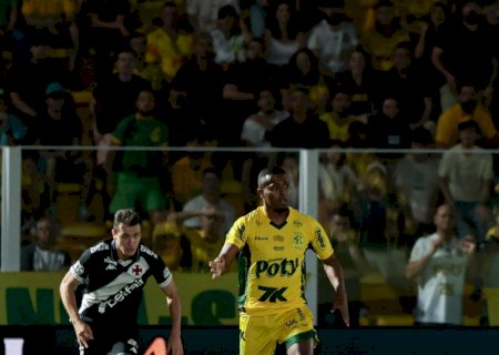 Carlos Eduardo é chamado de 'macaco' após vitória contra o Vasco e denuncia
