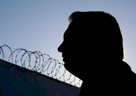 Por risco de fuga, Moraes manda polícia revistar porta-malas de todos os veículos que saem da casa de Bolsonaro