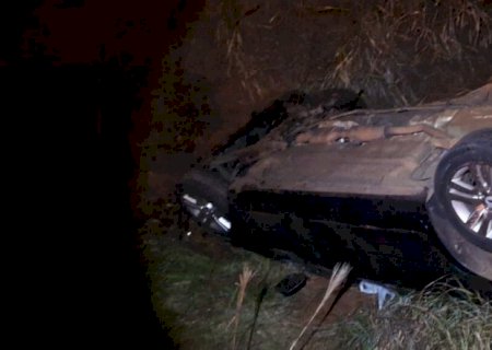 Jovens ficam feridos em capotamento na MS-473 durante a madrugada