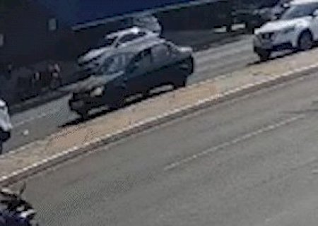 Câmera registra queda de motociclista arrastado em avenida