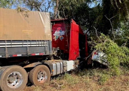 Conversão na BR-267 acaba em morte de idoso após batida entre carro e caminhão