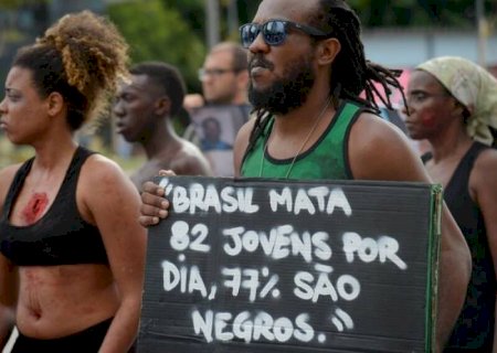 Homens negros seguem como principais vítimas da violência armada no Brasil, aponta estudo