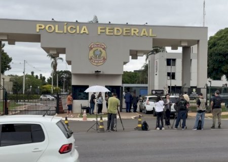 Bolsonaro tentou quebrar tornozeleira para fugir, diz Moraes