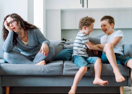 O que fazer se eu não gosto dos amigos dos meus filhos?