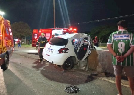 Passageiro morre e motorista fica em estado gravíssimo após colisão em mureta