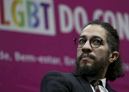 Por decisão judicial, Jean Wyllys se retrata publicamente ao MBL