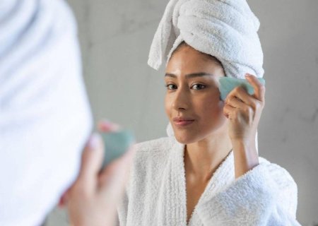 Truques virais para desinchar o rosto funcionam? Dermatologista analisa três estratégias populares nas redes