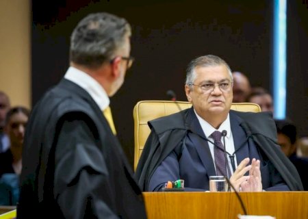 Dino dá 60 dias para os Três Poderes suspenderem penduricalhos