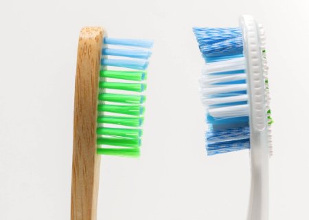 Devo me preocupar com o microplástico liberado pelo fio dental e escova de dentes?