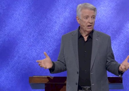 Pastor prega sobre Israel e fiel precisa ser tirado por seguranças