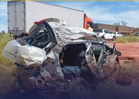 Colisão entre Gol e carreta cegonha deixa motorista preso às ferragens na MS-040