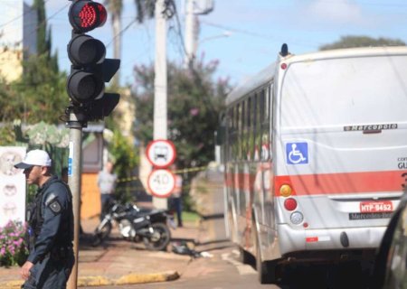 Motociclista morre após ônibus furar sinal vermelho na Brilhante