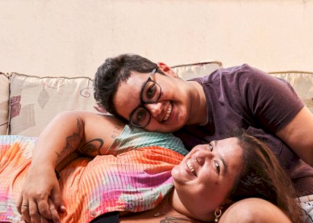Mulheres lésbicas assumem relacionamento mais rápido? Especialistas explicam estigma de 'emocionadas'
