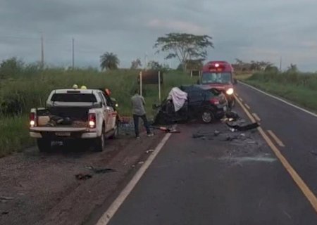 Acidente entre carro e carreta na BR - 376 deixou uma vítima fatal em Ivinhema