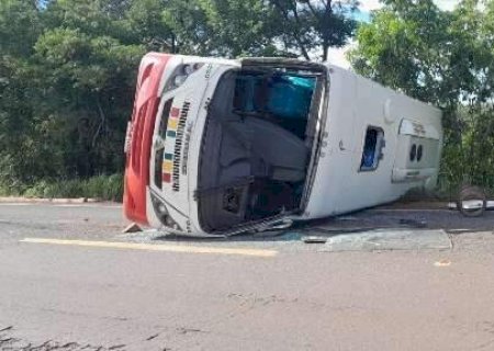 Ônibus tomba na contramão após bater em carreta em rodovia