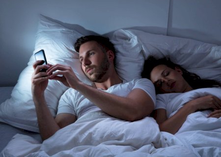Como voltar a confiar na namorada que trocava mensagens secretas com o ex?